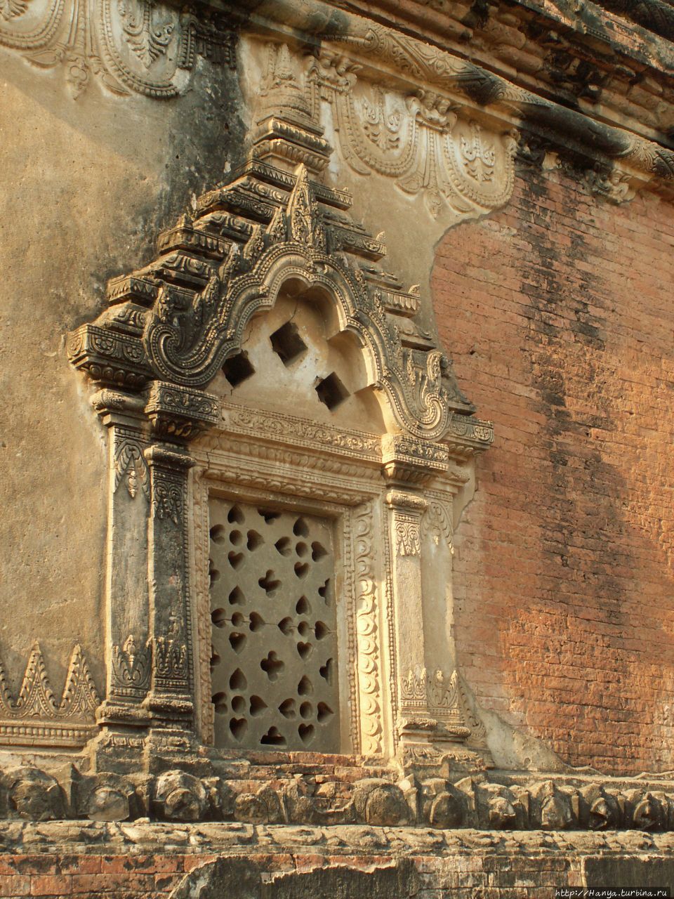 Окна Пещерного храма Gu Byauk Gyi Баган, Мьянма