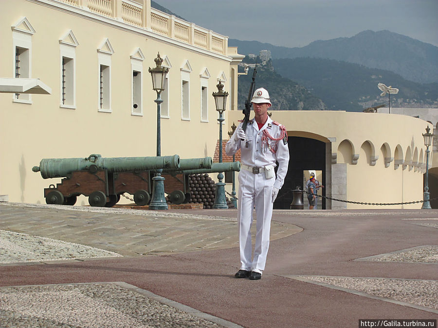 Солдат несущий службу около дворца. Монте-Карло, Монако
