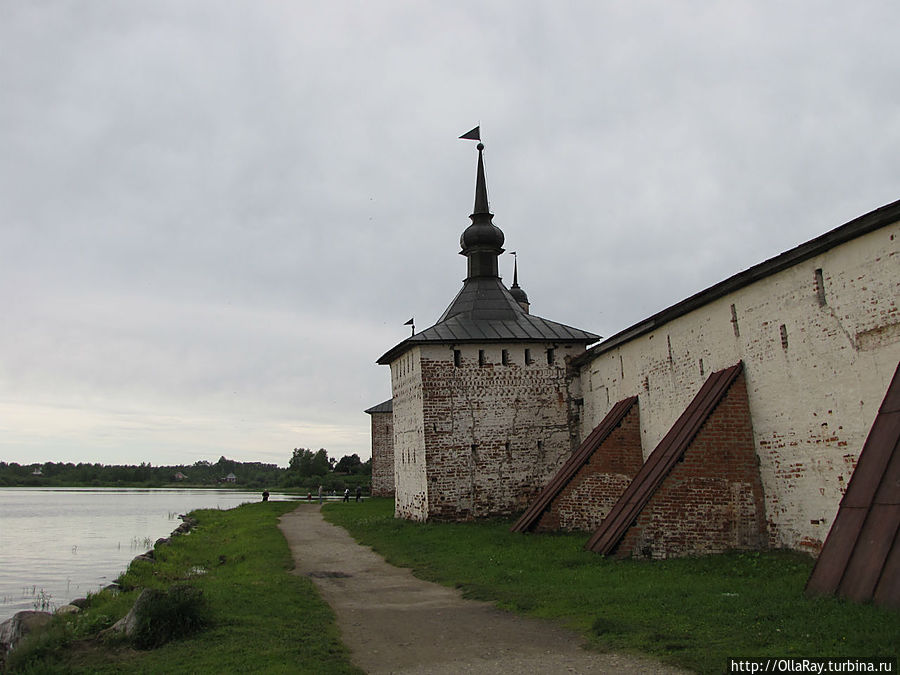 Хлебенная башня (17 в). От неё возвращаемся в стены монастыря. Кириллов, Россия
