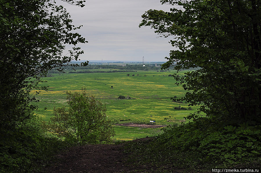 С горы Ореховой красивые виды открываются на сам посёлок Можайский, вот так, неожиданно, из-за кустов... С горы Ореховой красивые виды открываются на сам посёлок Можайский, вот так, неожиданно, из-за кустов...