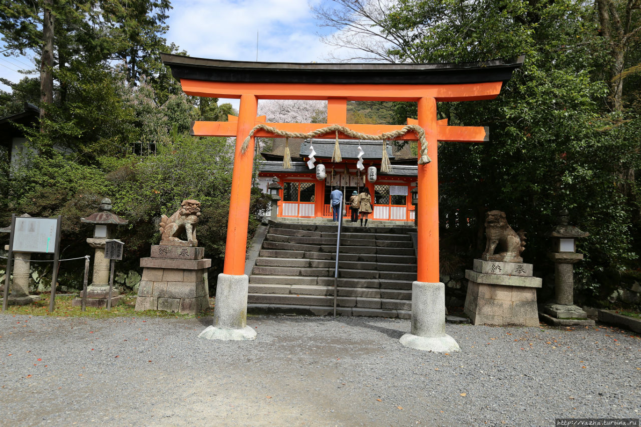 Храм Удзи находится в 100 метрах от Ujigami Shraine Удзи, Япония