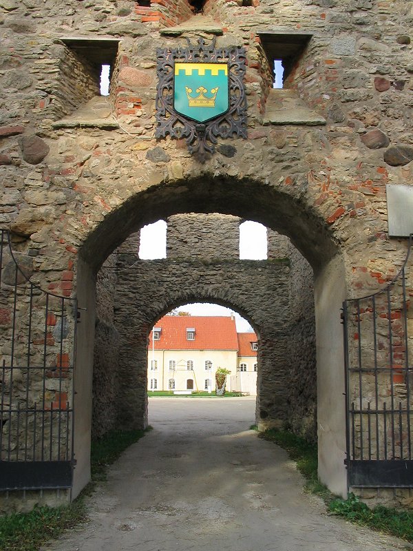 У ворот замка Пылтсамаа, Эстония