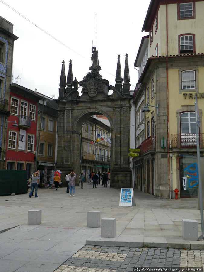 Ворота в город Arco da Porta Nova Брага, Португалия