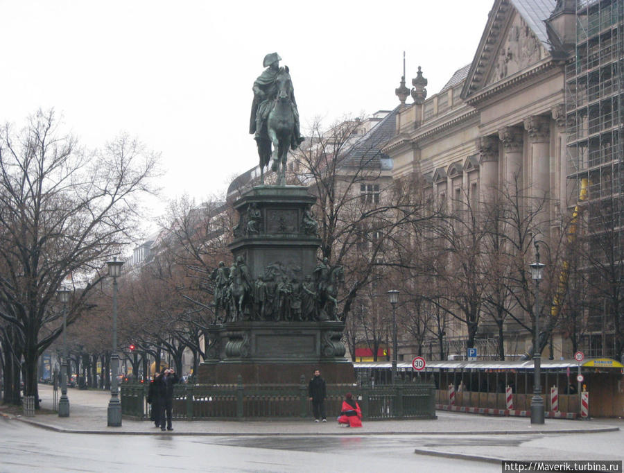 Памятник Фридриху II Великому на бульваре Унтер-ден-Линден. Берлин, Германия