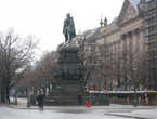 Памятник Фридриху II Великому на бульваре Унтер-ден-Линден.
