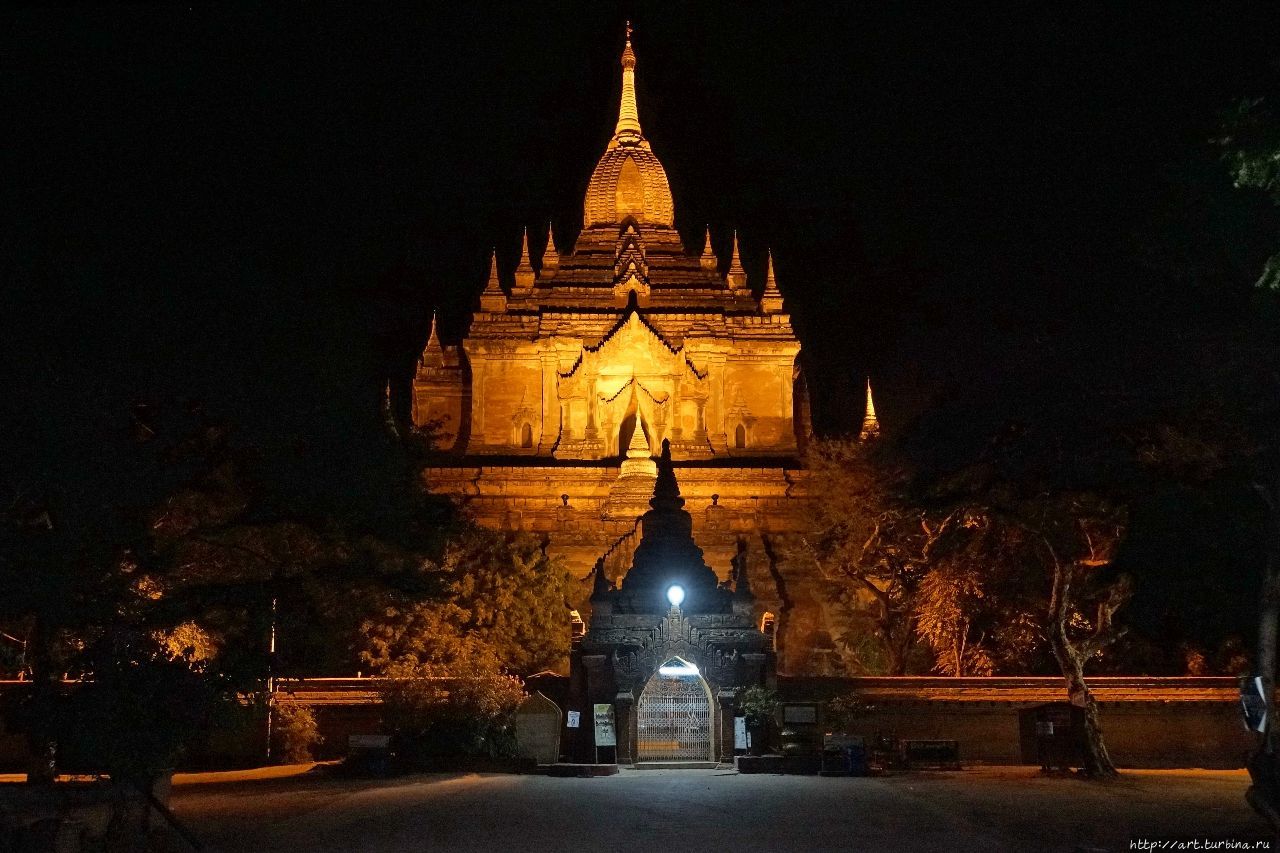 Храмы и ступы уходят в ночь Баган, Мьянма