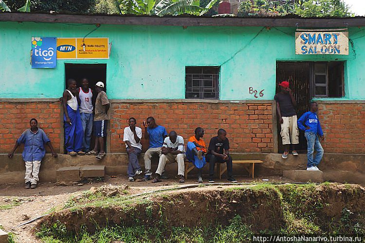 Слева ларек, справа парикмахерская Слева ларек, справа парикмахерская