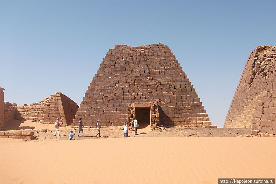 Пирамиды Мероэ (объекты ближе к Нилу) Мероэ (древний город, пирамиды), Судан