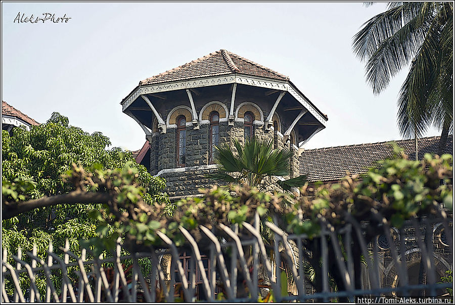 Какой-то важный объект. На многих висит табличка, что снимать нельзя. Но туристы все равно лезут сквозь заборы со своими камерами...
* Какой-то важный объект. На многих висит табличка, что снимать нельзя. Но туристы все равно лезут сквозь заборы со своими камерами...
*