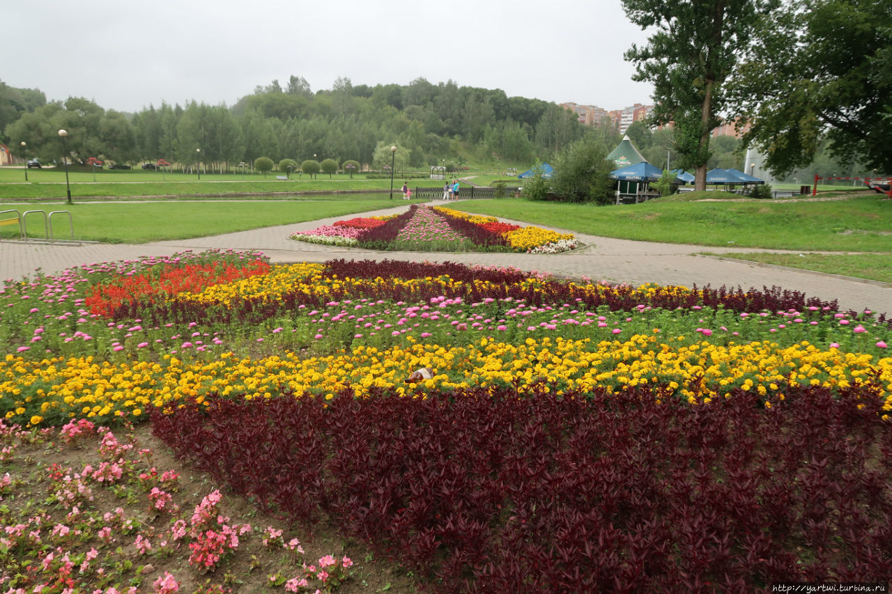 Парк возле реки Дубровенк