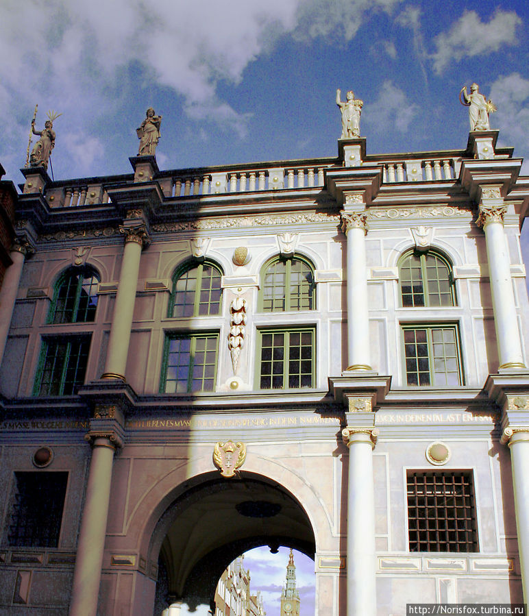 Золотые ворота.Вознесены в начале XVII века на месте средневековых укрепленных. В перспективе видна Ратуша Гданьск, Польша