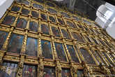 Внутри установлен невероятной красоты семиярусный деревянный резной иконостас.