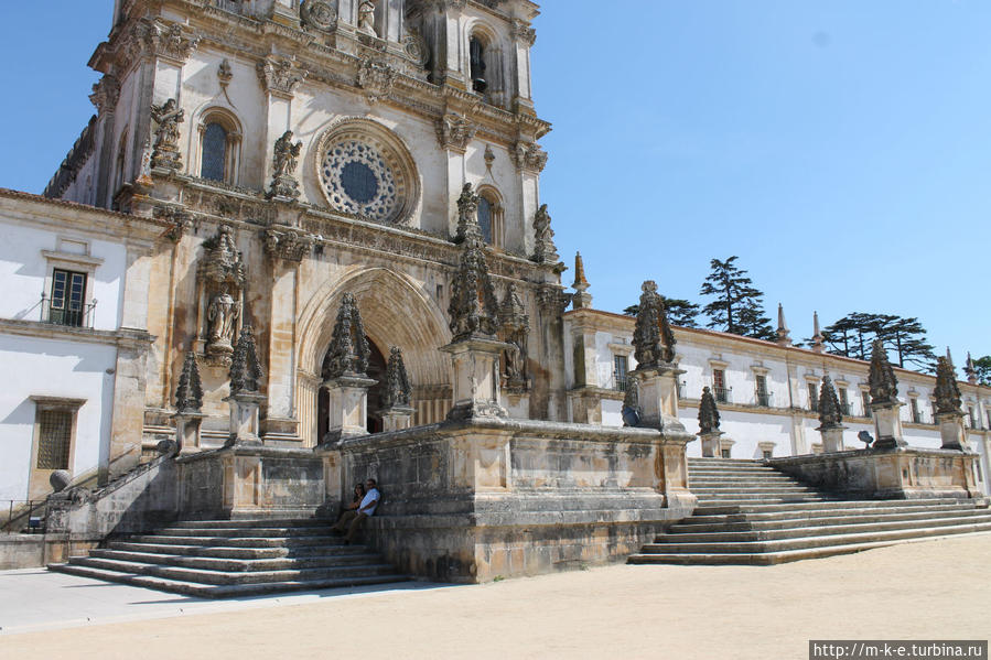 Монастырь Санта-Мария деАлкобаса. Он хотел быть рядом с ней Алкобаса, Португалия