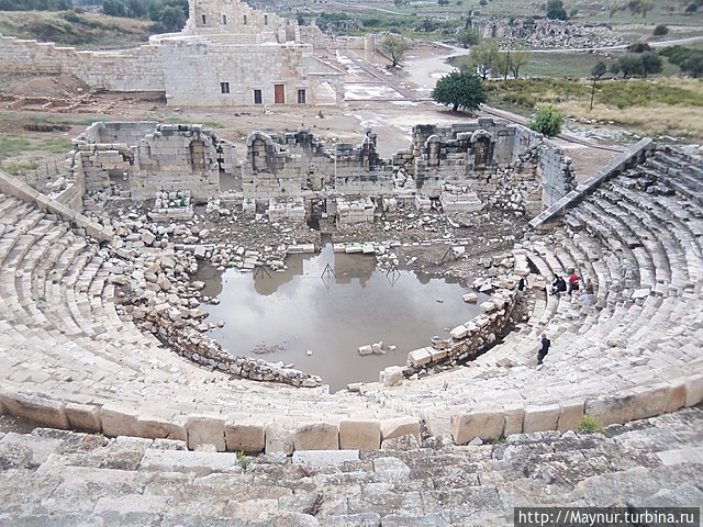 Руины амфитеатра. Руины амфитеатра.