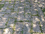 А вот и сама дорожка, сделанная из бетона, а узор представляет собой отпечатки ног и рук автора.