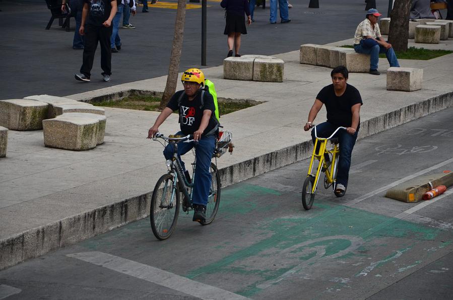 СМешной велосипед сзади Мехико, Мексика