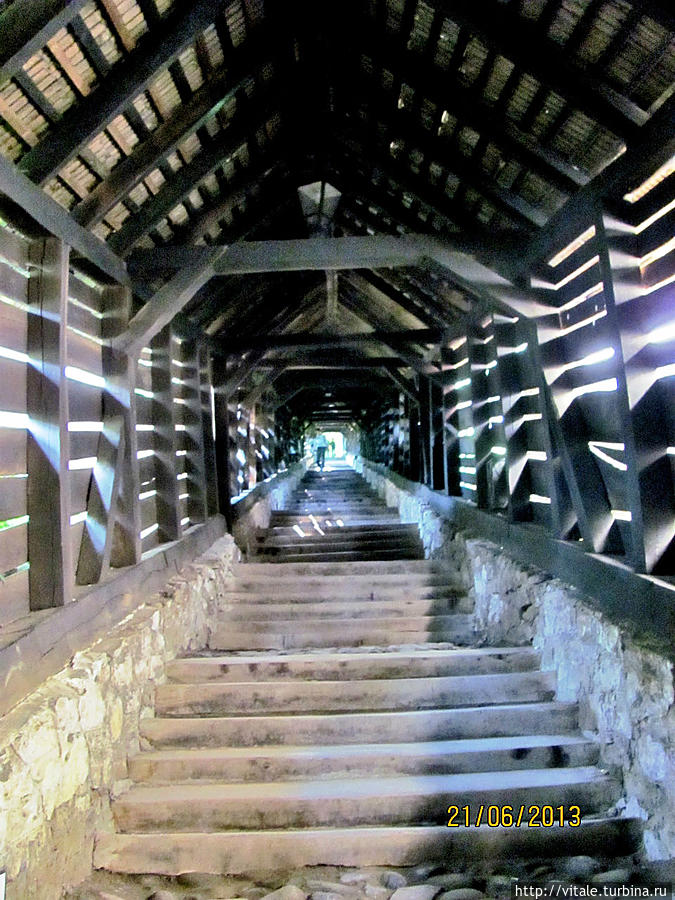 Крытая лестница (Scara Şcolarilor) – старая каменная лестница с деревянной крышей по всей длине. Она приведет вас к церкви на холме, кладбищу и школе Йозефа Халтрика. Сигишоара, Румыния