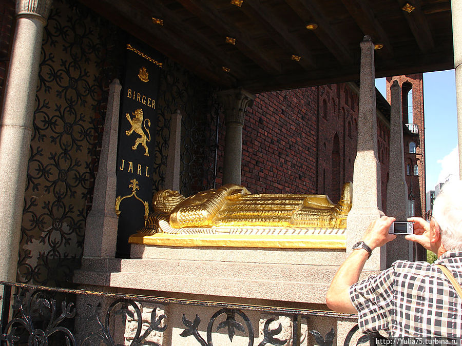 Саркофаг возле ратуши Саркофаг возле ратуши