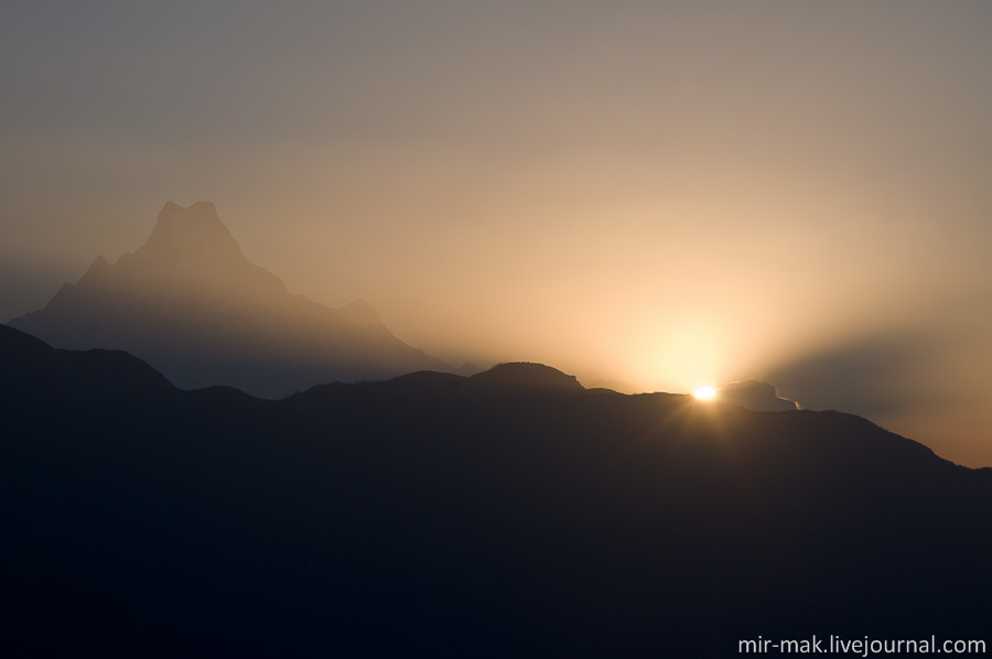 Через какое-то время солнце неспеша перекатилось через горный хребет, и долина залилась солнечным светом. Непал