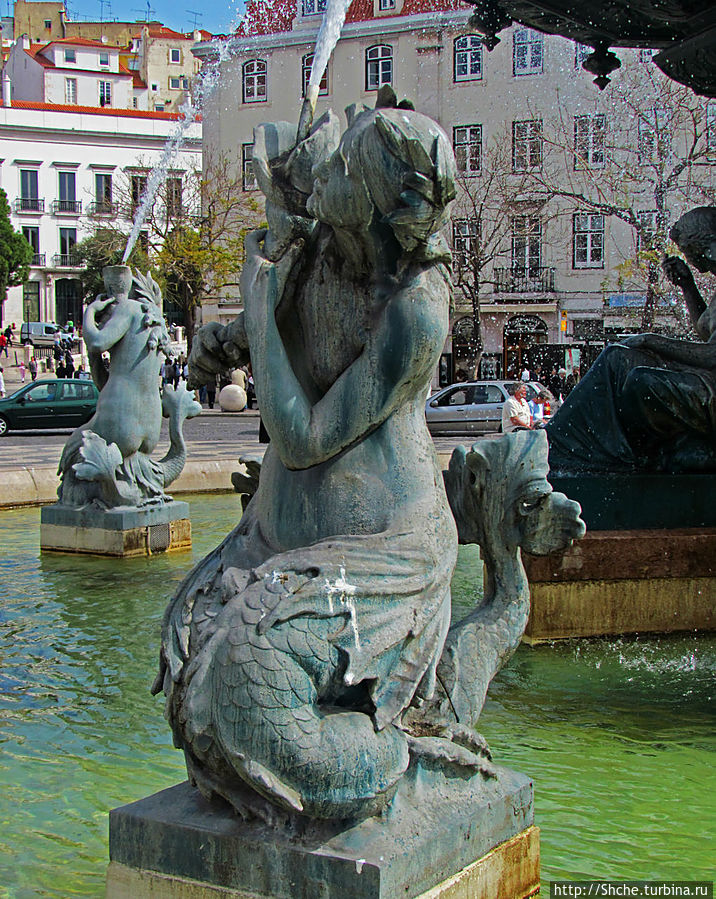 Замечательные фонтаны на площади Россио Лиссабон, Португалия