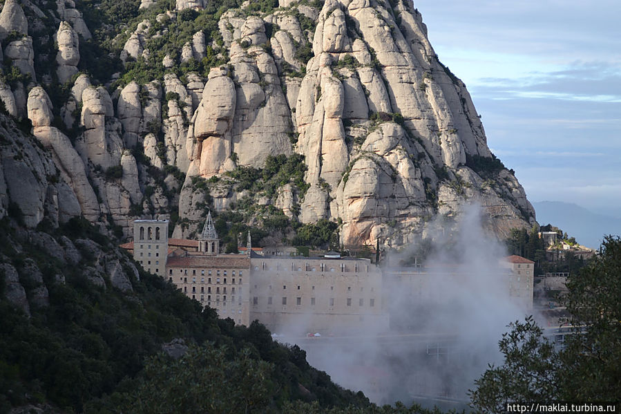 Монастырь Монсеррат — горами зажат. Монастырь Монтсеррат, Испания