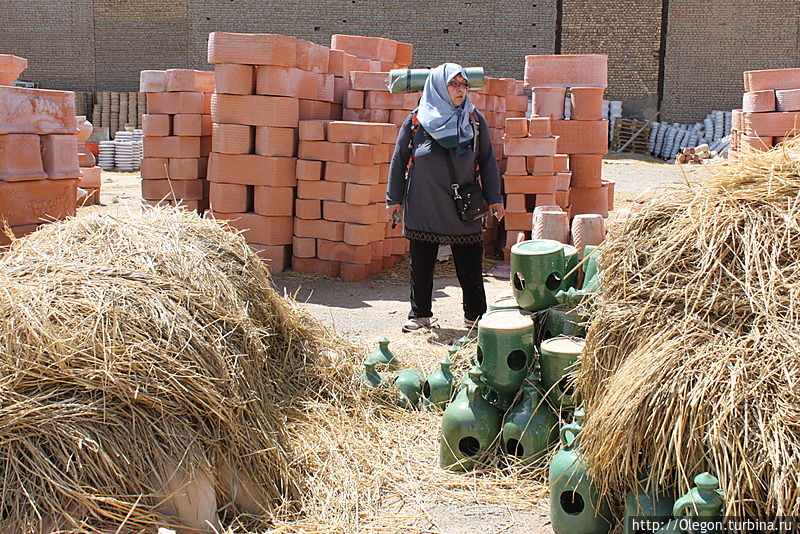 Среди выставленных гончарных изделий можно заблудиться Хамадан, Иран Среди выставленных гончарных изделий можно заблудиться Хамадан, Иран