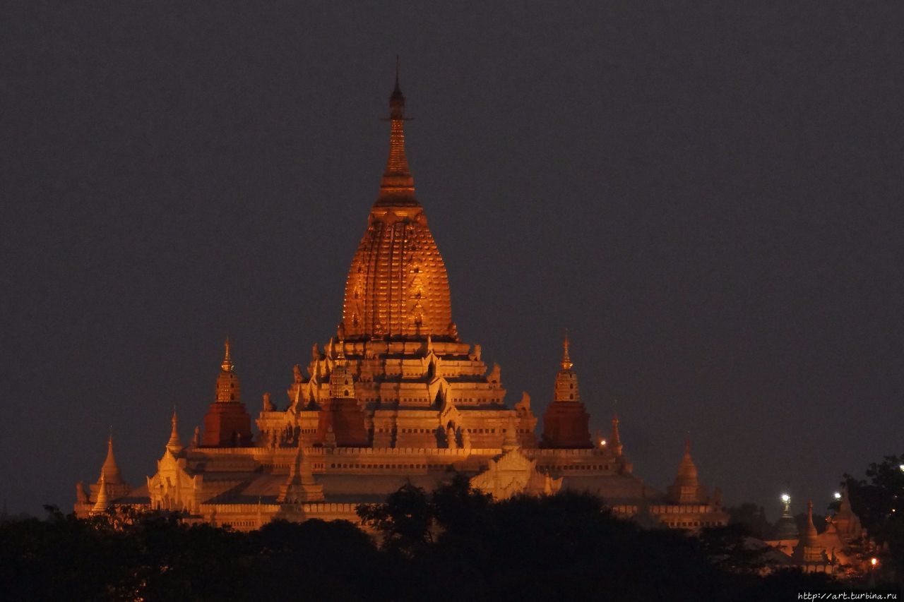 Встаёт рассвет над красивейшим действующим храмом Ананда Баган, Мьянма