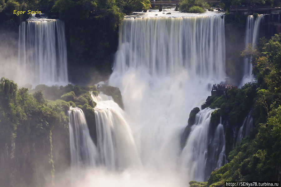 Водопады Игуасу — вид с бразильской стороны Пуэрто-Игуасу, Аргентина