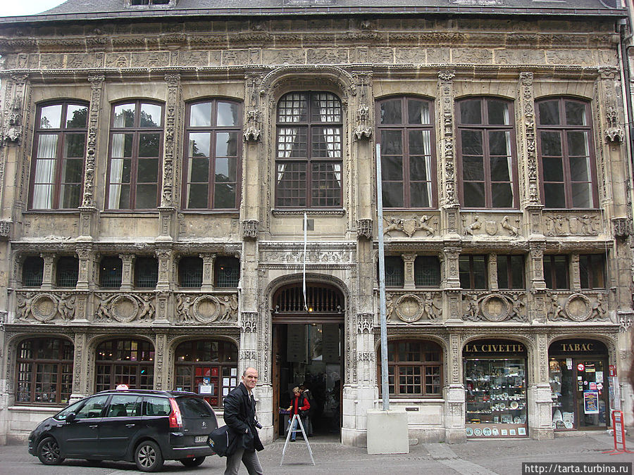 Здание напротив кафедрального собора — единственное уцелевшее от разрушений и сохранившееся в том виде, в котором когда-то было построено. Здание напротив кафедрального собора — единственное уцелевшее от разрушений и сохранившееся в том виде, в котором когда-то было построено.