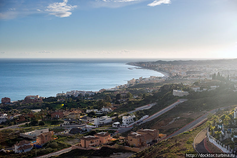 Вид на побережье Коста-дель-Соль от ступы Вид на побережье Коста-дель-Соль от ступы