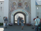 Вход в Толгский монастырь со стороны хозяйственного двора и монастырской гостиницы.