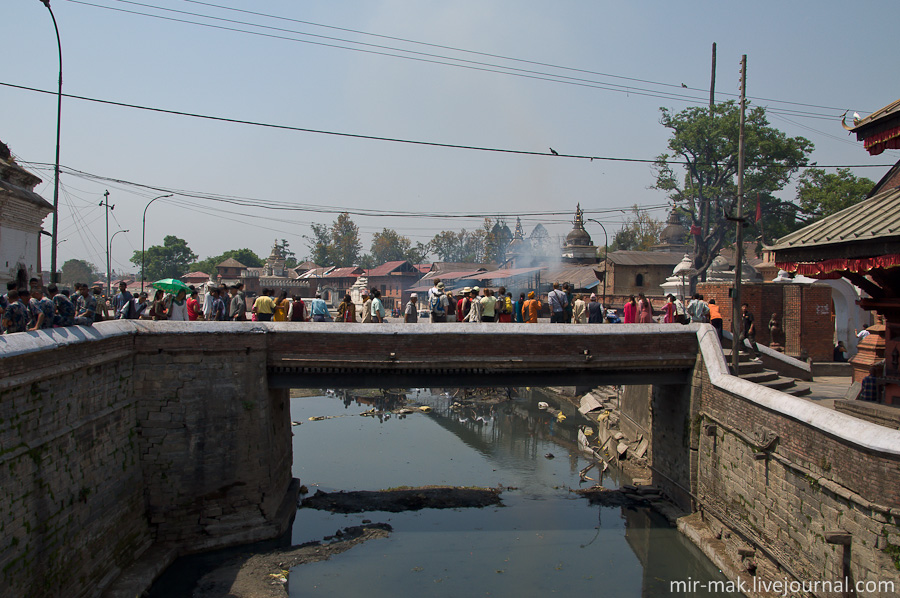 Мост, с которого посетители наблюдают за происходящим. Катманду, Непал