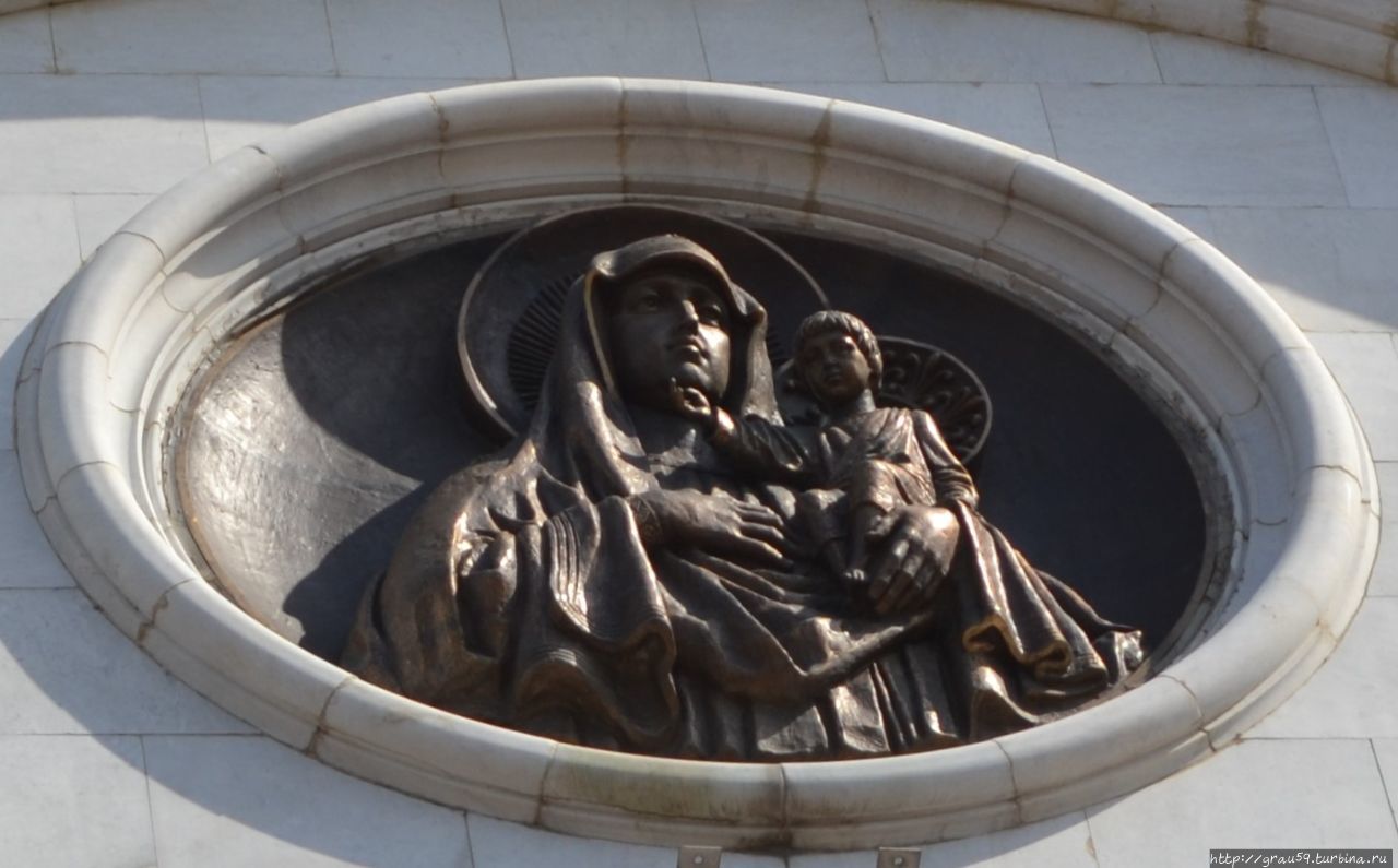 Храм Христа Спасителя. Тондо на фасаде Москва, Россия