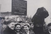 7 ноября 1946 г. Обратите внимание, русские девушки улыбаются, а японцы мрачнее тучи. Фото из интернета.