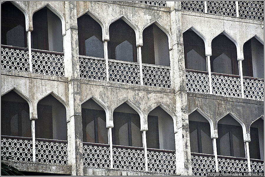 Кружево балконов — на соседнем здании. Скорее всего, это тоже отель, но без викторианских изысков, — зато высокий...
* Кружево балконов — на соседнем здании. Скорее всего, это тоже отель, но без викторианских изысков, — зато высокий...
*