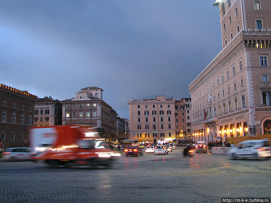 Площадь Венеции.Дальнее здание слева это дворец Бонапарта Рим, Италия