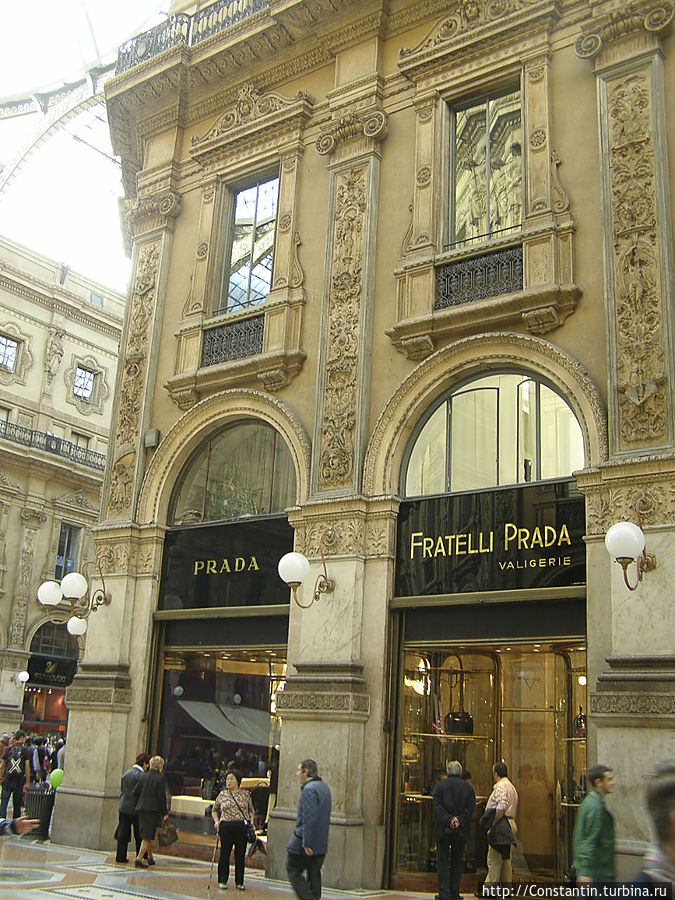 В Праду заходят одни японцы, и продавцы там тоже японцы. В Праду заходят одни японцы, и продавцы там тоже японцы.