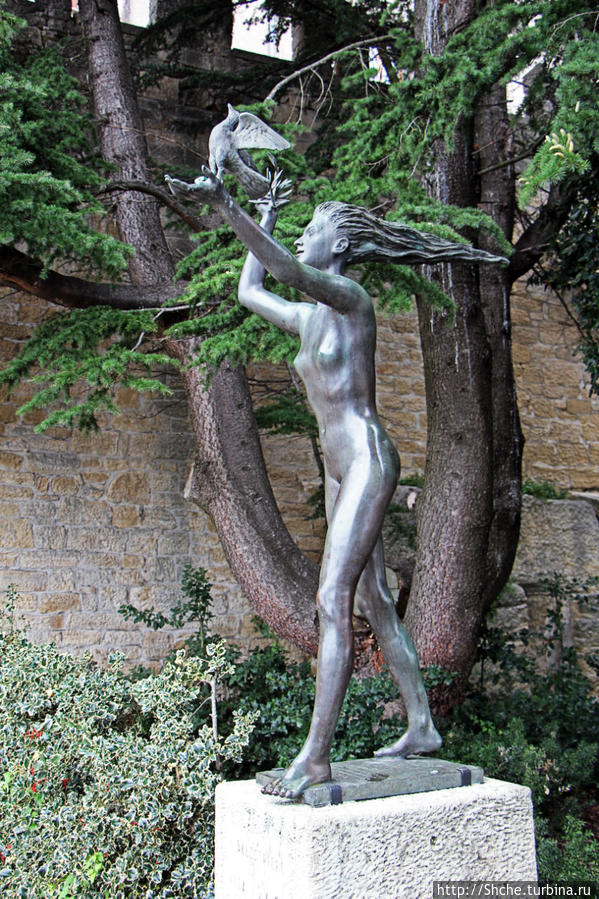 Современная скульптура на улицах Сан-Марино