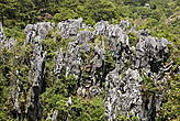 Скалы с подвесными гробами на них — старая традиция захоронения у местных племен и одна из тур. достопримечательностей сегодня