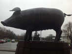 Скульптура смеющейся свиньи у рынка в городе Тарту (Эстония). Свинья символизирует богатство и торговлю.