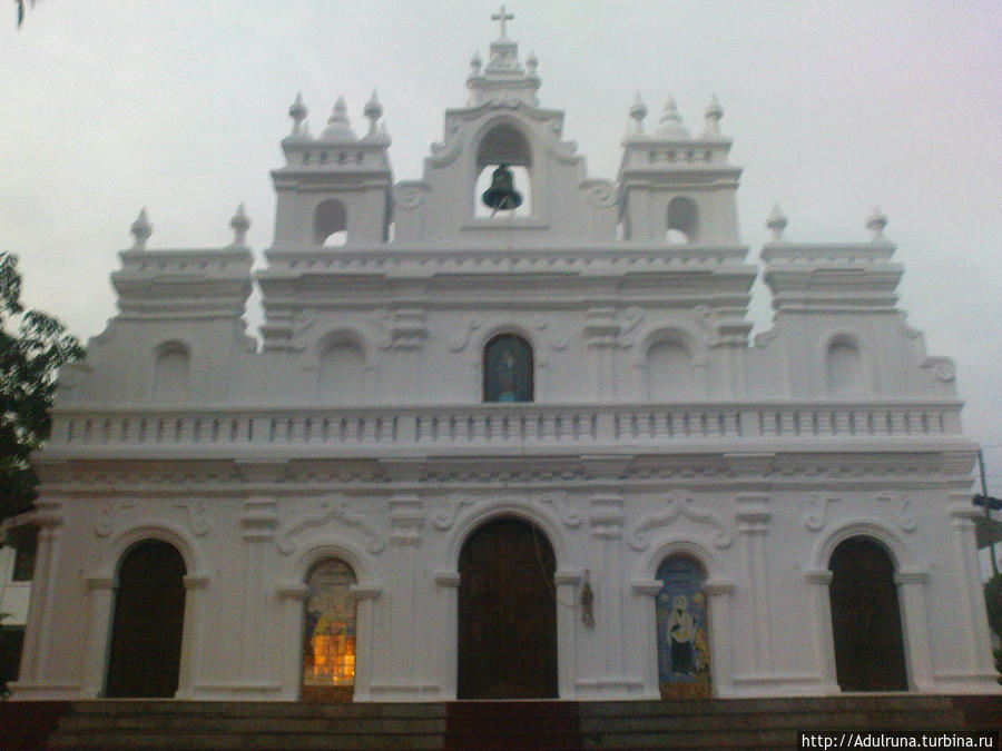 Сам Храм выглядит очень свежим и красивым).. Арамболь, Индия