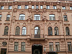 Напротив дома, где жил Довлатов, доходный дом Баструевой в 1879 году перестроен архитектором Винтергальтером в стиле необарокко