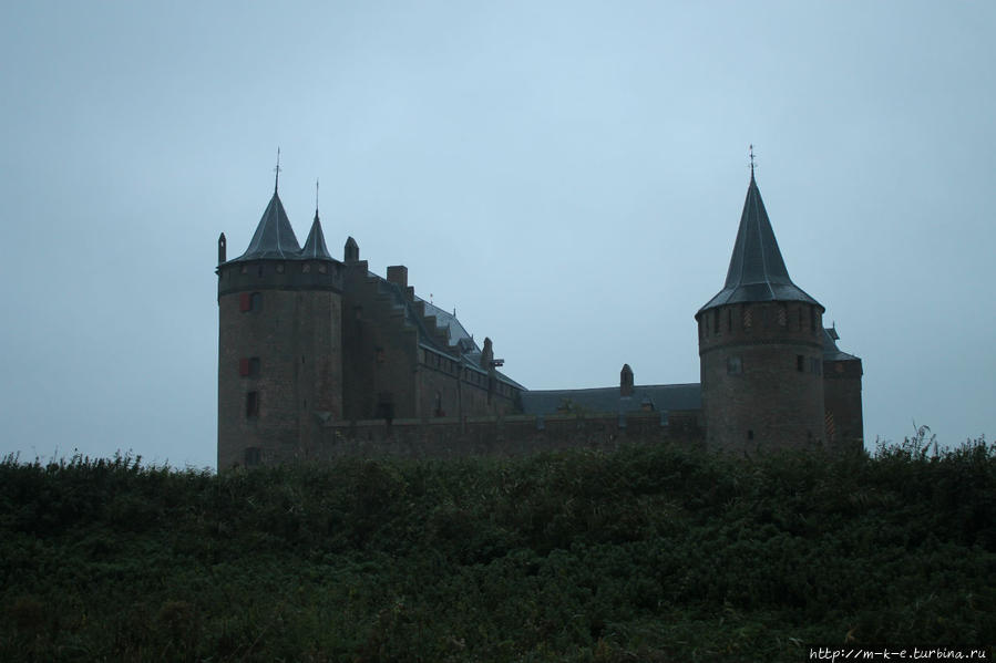 Замок Мейдерслот с воды Мюйден, Нидерланды