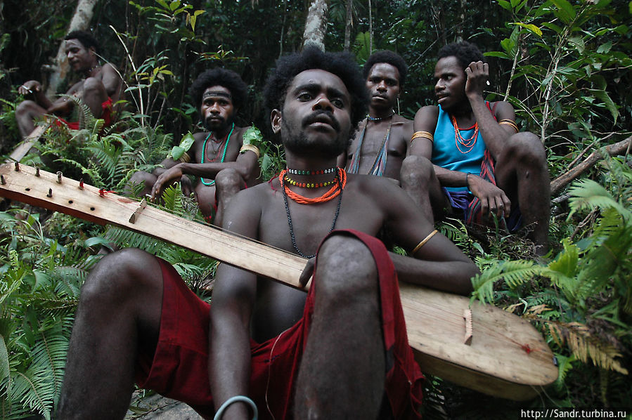 Каменные топоры — 2: Добыча камня Папуа, Индонезия Каменные топоры — 2: Добыча камня Папуа, Индонезия