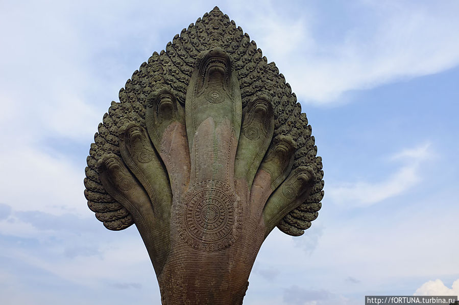 отреставрированная змея Ангкор (столица государства кхмеров), Камбоджа