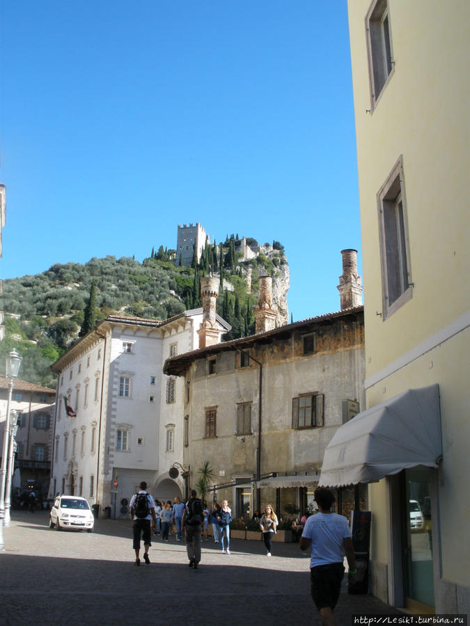 Замок над городом Арко, Италия
