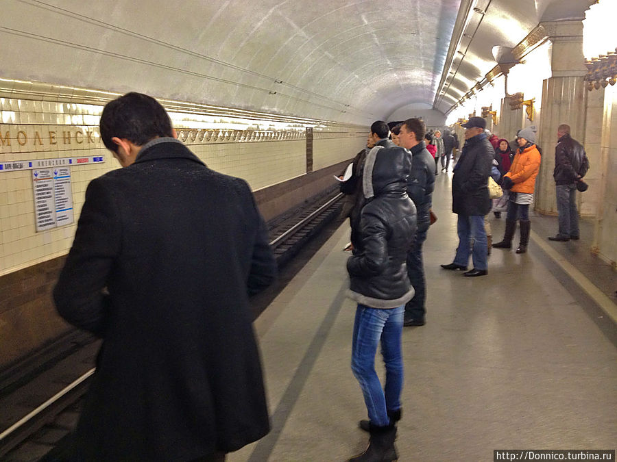 И опять метро, и люди ушедшие в иной — виртуальный мир через разнообразные ридеры, планшеты и коммуникаторы Москва, Россия
