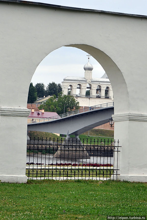 … Белоснежная аркада раньше украшала фасад Гостиного двора, который был разрушен во время войны. Его разобрали, оставив лишь аркаду, ставшую одним из «открыточных» видов города. … Белоснежная аркада раньше украшала фасад Гостиного двора, который был разрушен во время войны. Его разобрали, оставив лишь аркаду, ставшую одним из «открыточных» видов города.