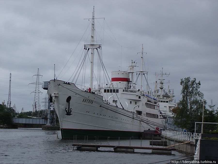 Часть музейных экспонатов представлены в акватории и на набережной. Это знаменитое научно-исследовательское судно «Витязь». Калининград, Россия