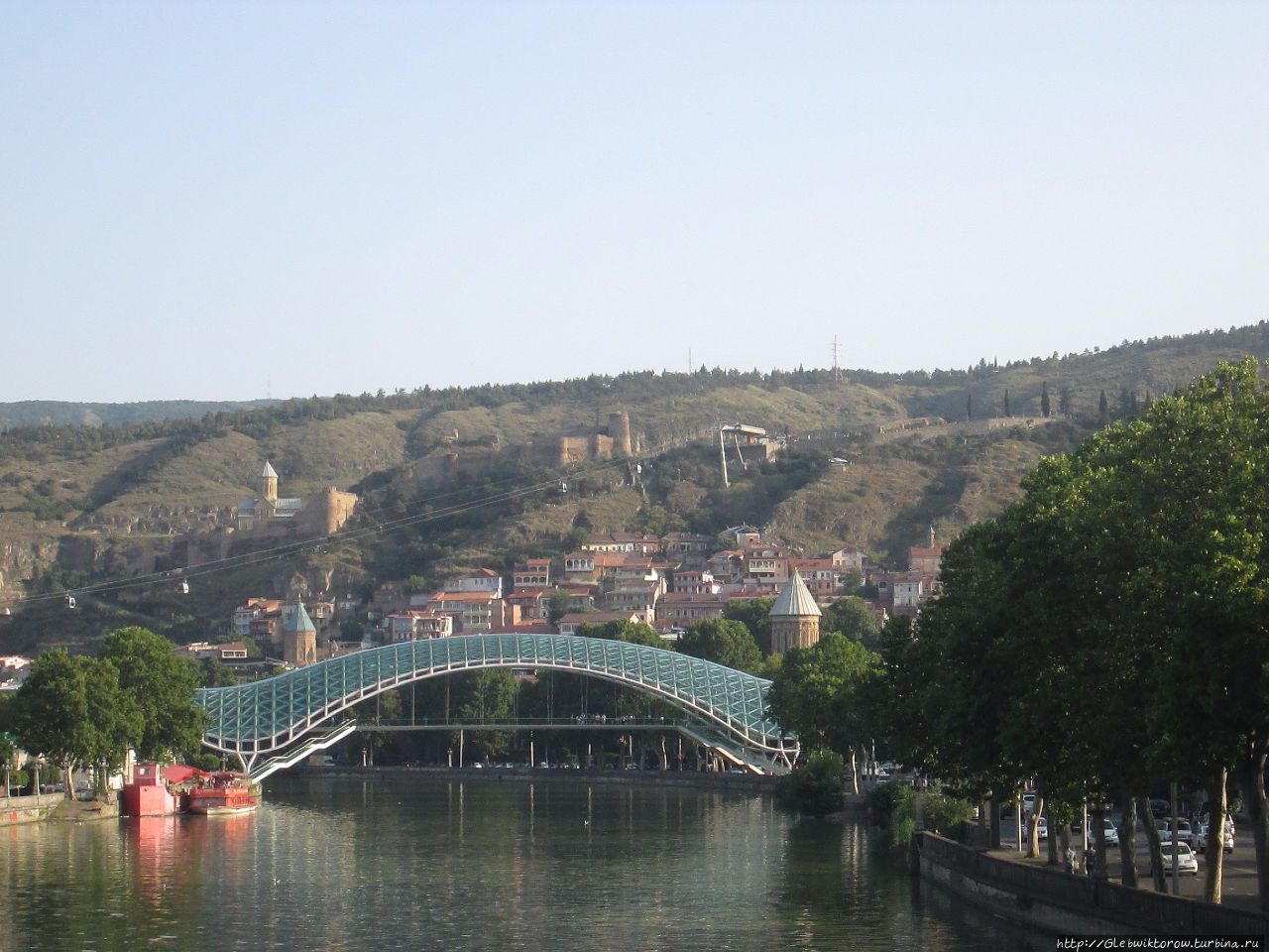 Спуск от дворца президента к реке Кура Тбилиси, Грузия